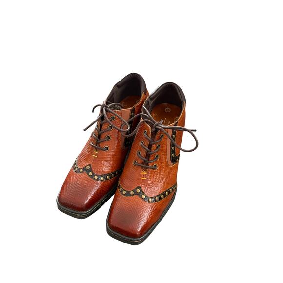 SOFFIA | ZOIE MAZE EMBOSSED STUDDED LEATHER OXFORD - Picture 2 of 8